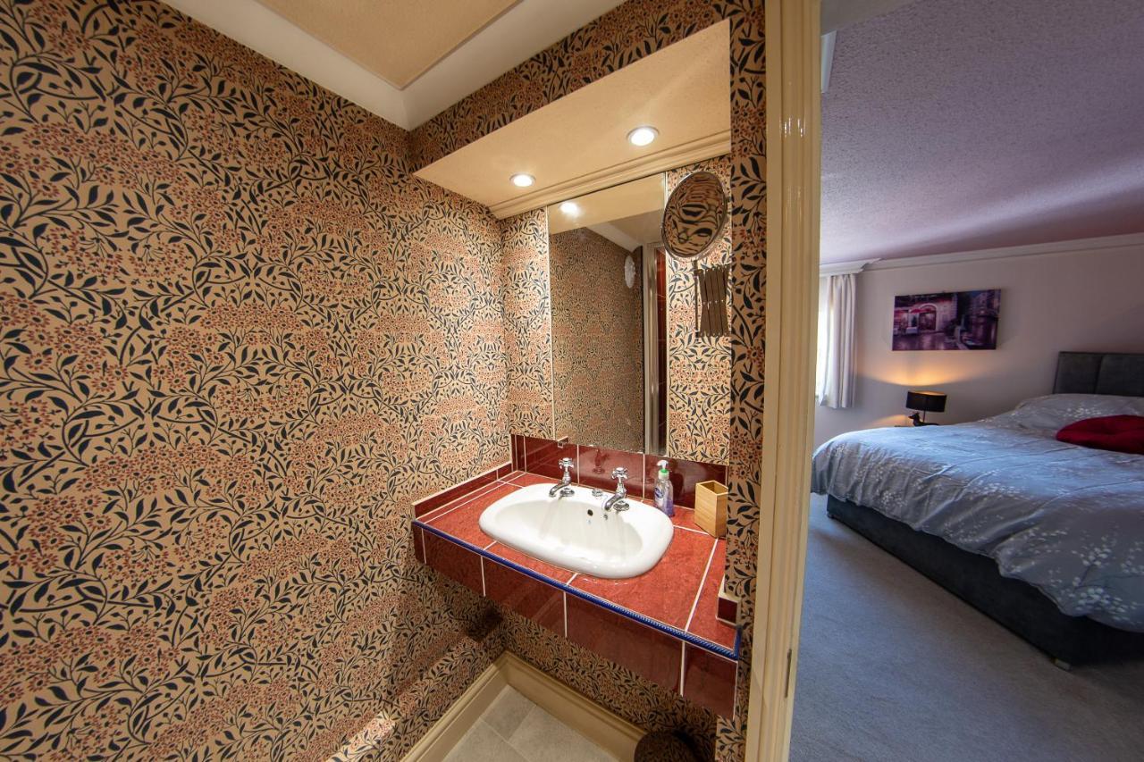 3, The Dolphin, 49 Quay Street - Stunning Apartment - Quintessential - Quay Views - Sleeps 2-4 People نيوبورت المظهر الخارجي الصورة