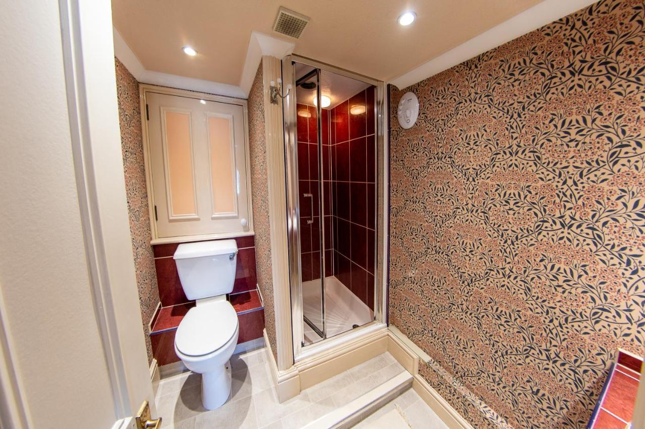 3, The Dolphin, 49 Quay Street - Stunning Apartment - Quintessential - Quay Views - Sleeps 2-4 People نيوبورت المظهر الخارجي الصورة